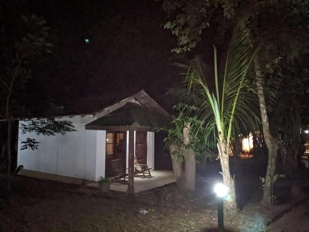 Silent Cabana And Restaurant Marakolliya, Tangalle Buitenkant foto